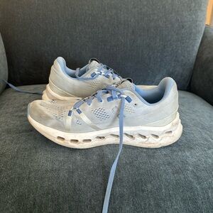 FLASH SALE — Loved oncloud sneakers - cloud surfer